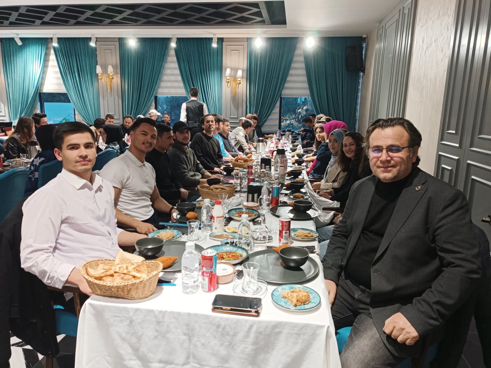 Soydaş öğrencilerle sofra