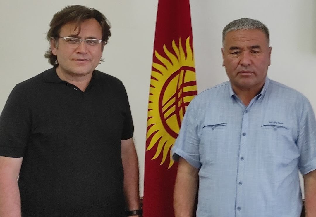 Kırgızistan'da bayrak töreni