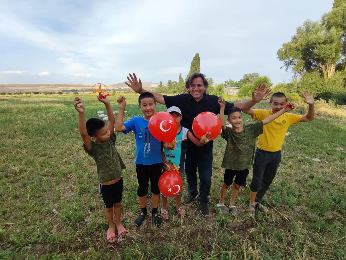 Sahada çocuklarla neşeli anlar